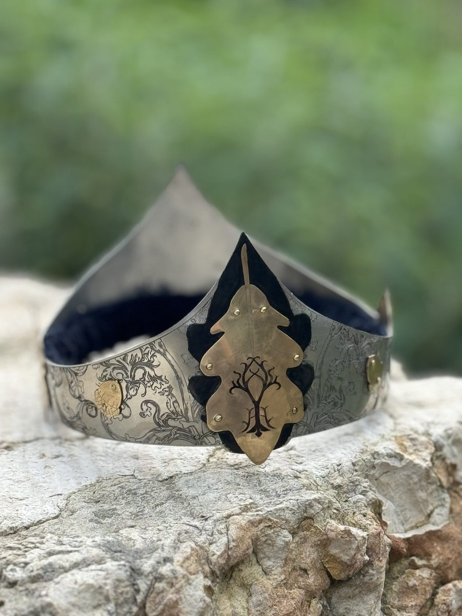 Coronet with oak and acorns